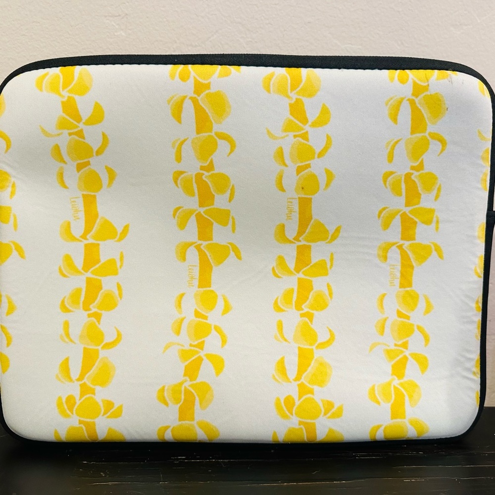 Leiohu designs puakenikeni laptop sleeve
